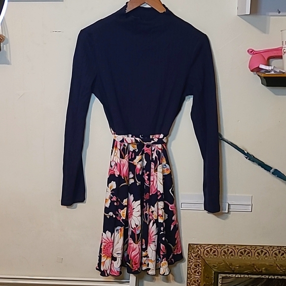 NWT navy and floral mock-neck flowy floral dress, size medium. - Picture 5 of 9